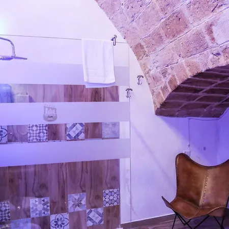 The Bridge Nocleg ze śniadaniem 4*